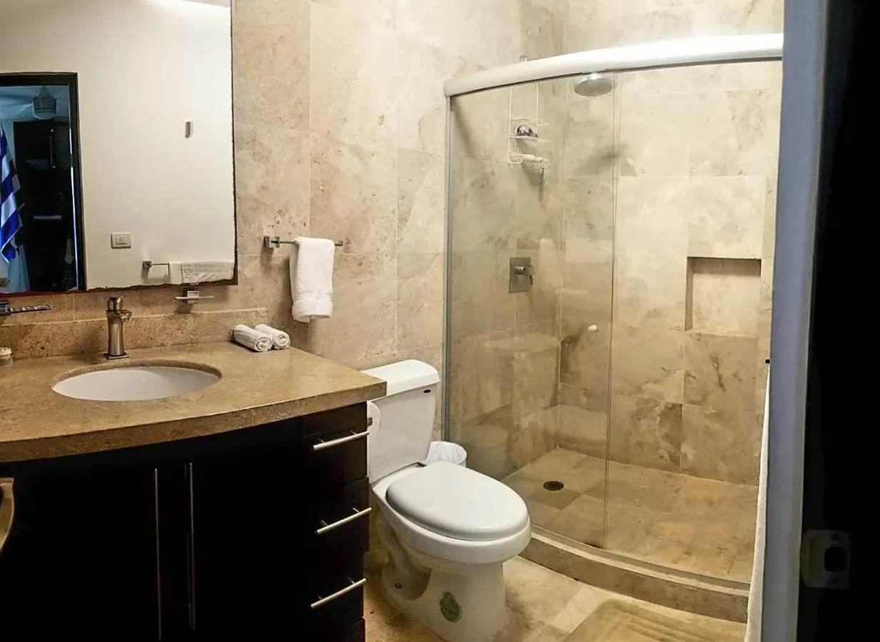 Stunning 1 Bedroom 1 Bathroom Modern Condo Few Blocks To The Beach And 5Th Avenue Playa del Carmen Holiday home